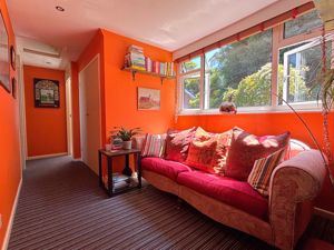 20 Yeatmans Close_Landing- click for photo gallery